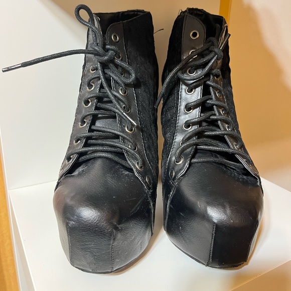 Heeled platform boots - Picture 2 of 11